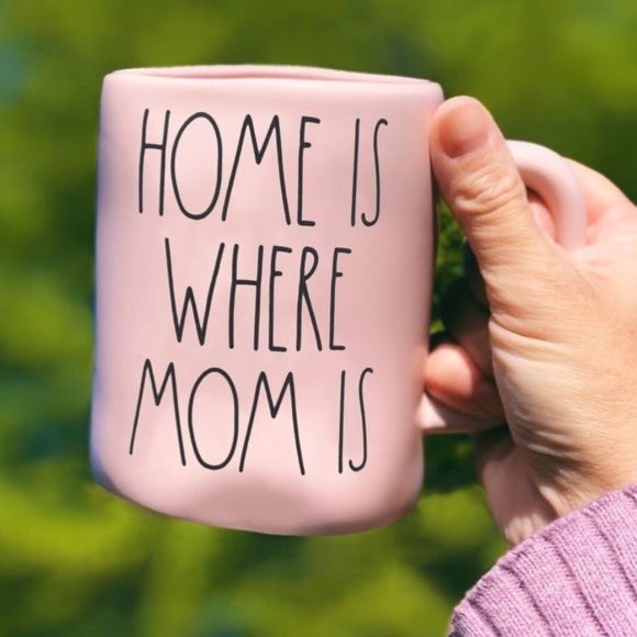 💐JUST RELEASED Rae Dunn HOME IS WHERE MOM IS Mug - Picture 2 of 2